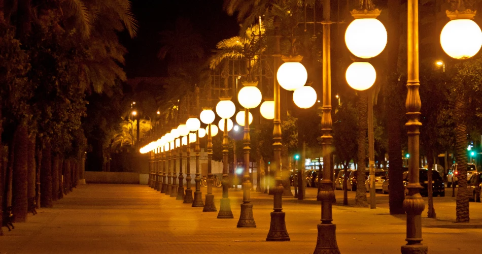 مواقد النار على شاطئ جهو واهتزازات الليل