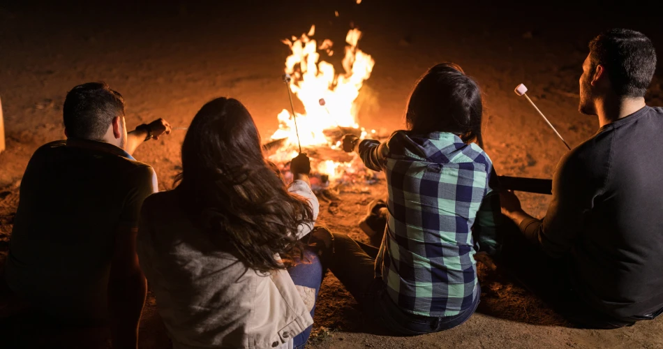 مواقد النار على شاطئ جهو واهتزازات الليل