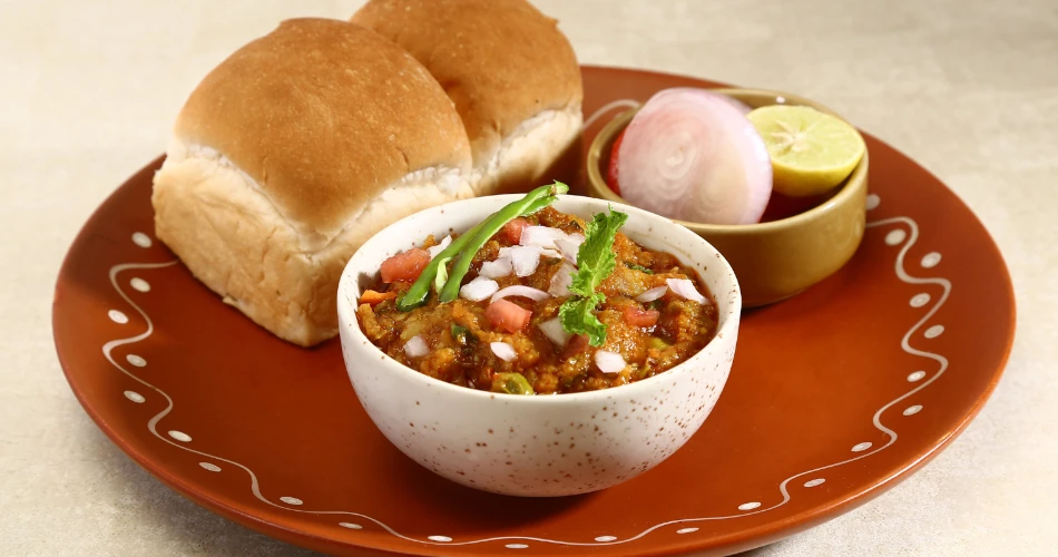 مواقد النار على شاطئ جهو واهتزازات الليل