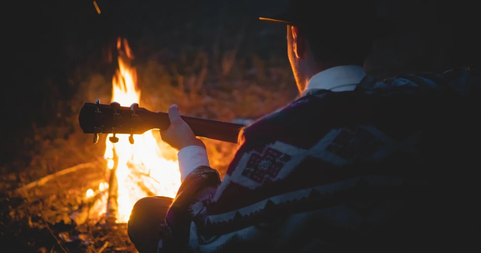 مواقد النار على شاطئ جهو واهتزازات الليل