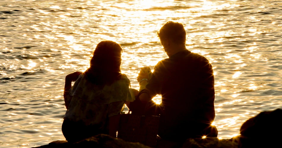 مواقد النار على شاطئ جهو واهتزازات الليل