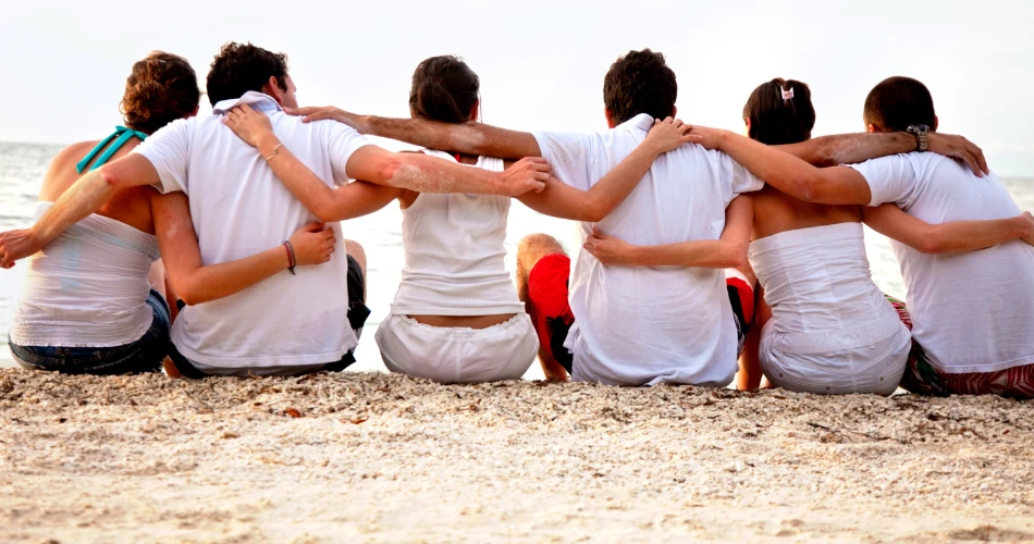 مواقد النار على شاطئ جهو واهتزازات الليل