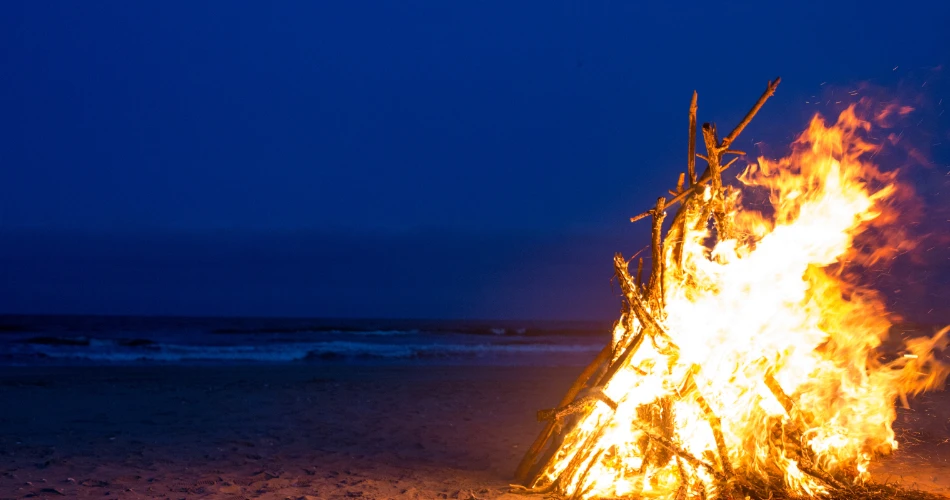 مواقد النار على شاطئ جهو واهتزازات الليل